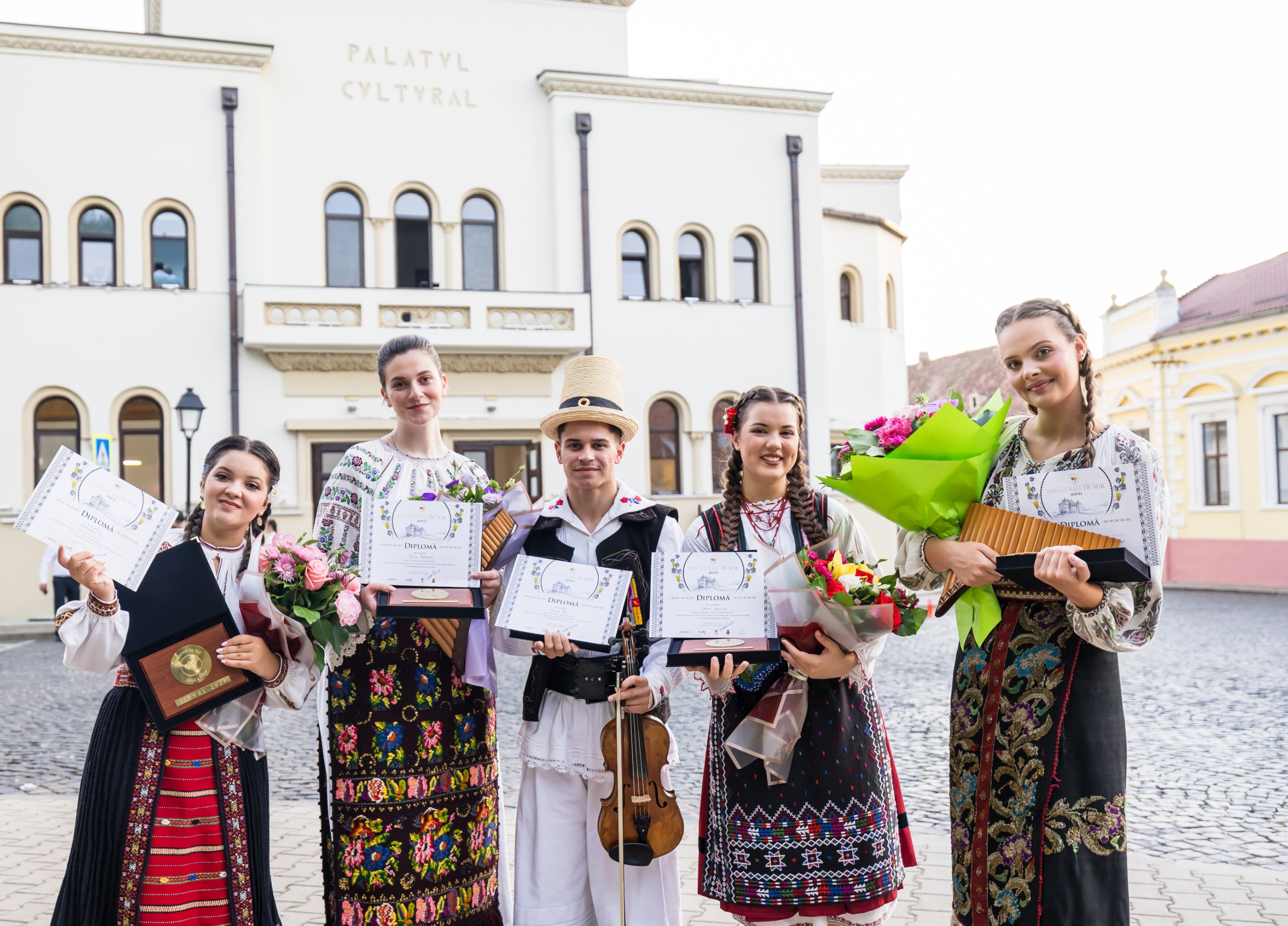 Festivalul Național de Folclor Strugurele de Aur, o nouă întâlnire cu tinerii care duc tradiția mai departe